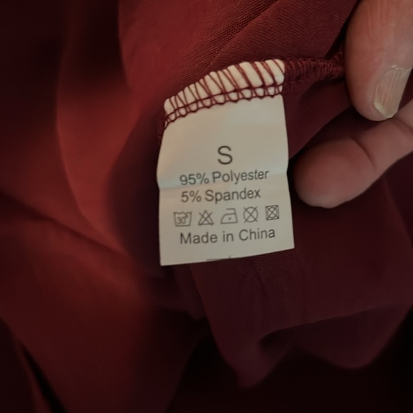 Sleeveless smocked maroon blouse small - Picture 7 of 7